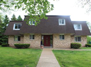 1384 Meadowcreek Dr APT 3, Pewaukee, WI 53072