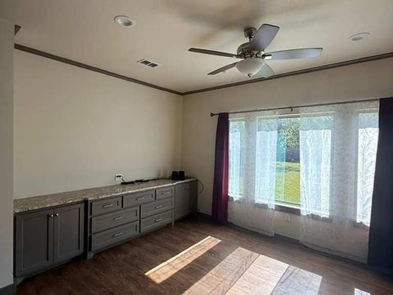 225 Scurry Ave — Photo 4