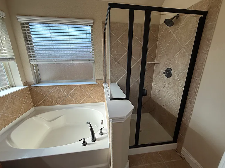 4303 Oak Bluff Dr — Photo 10