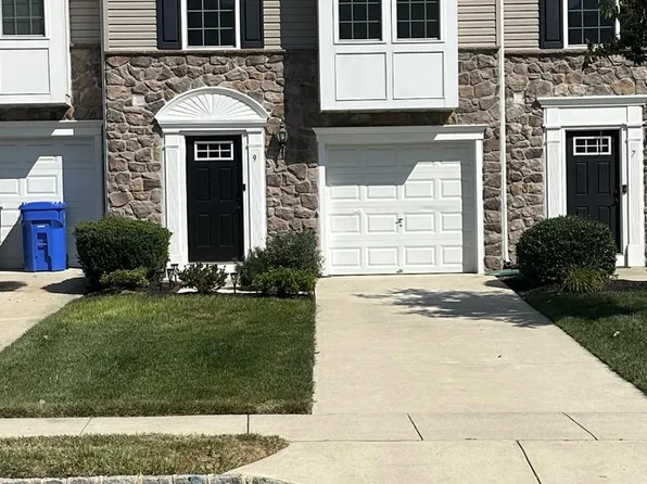 9 Benford Ln, Edgewater Park, NJ 08010