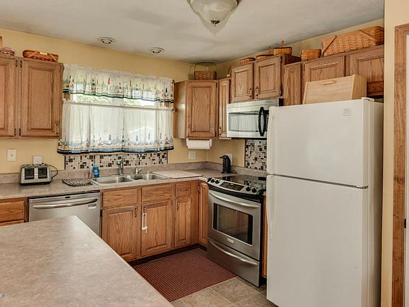 5th image of 382 Willow Ct