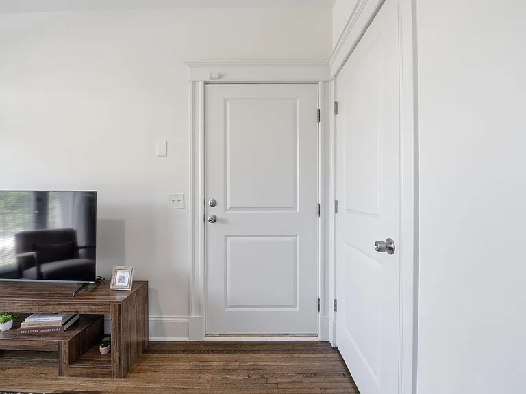 5750 Pershing Ave #2W — Photo 3