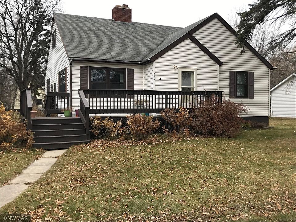 1st image of 905 Lake St NE