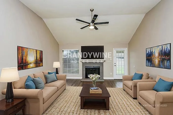 737 Lionel Way — Photo 4