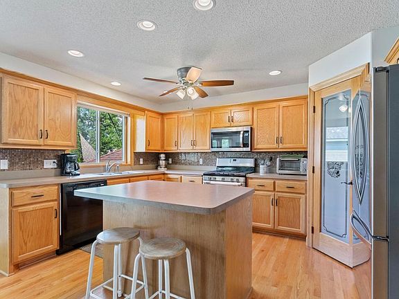 4th image of 22468 Evergreen Cir