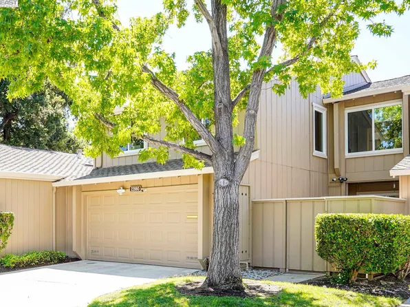 22880 Cricket Hill Rd, Cupertino, CA 95014