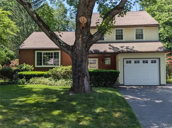 16 Hancock Dr, Glenmont, NY 12077