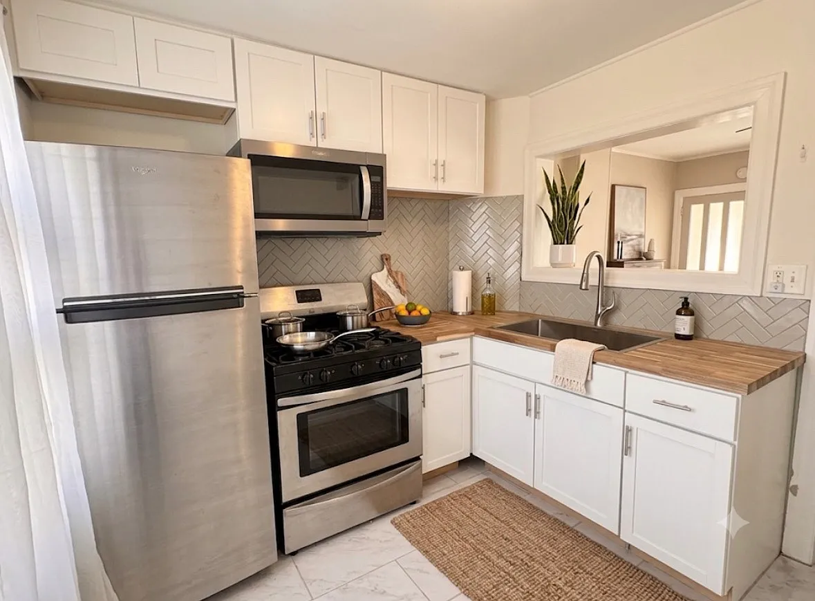 2 bed, 1000 sqft, $1,900 — Photo 1