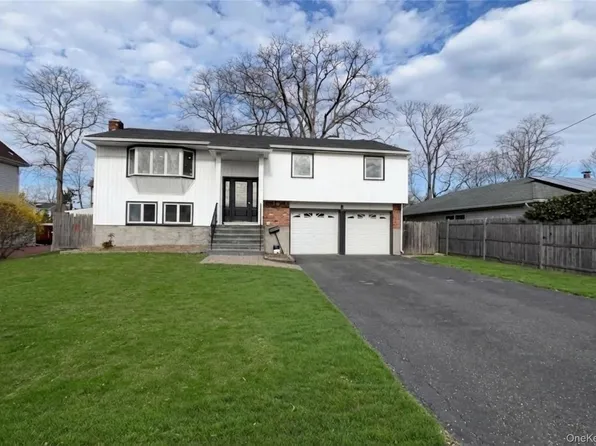 12 Deans Lane, Bayville, NY 11709