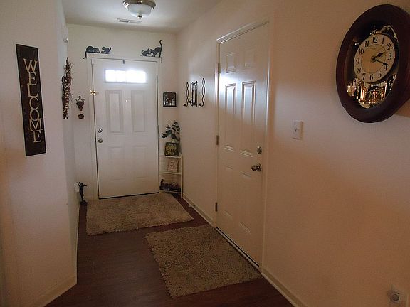 foyer-front and garage door 