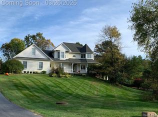 962 Hidden Valley Dr, Lake Orion, MI 48362