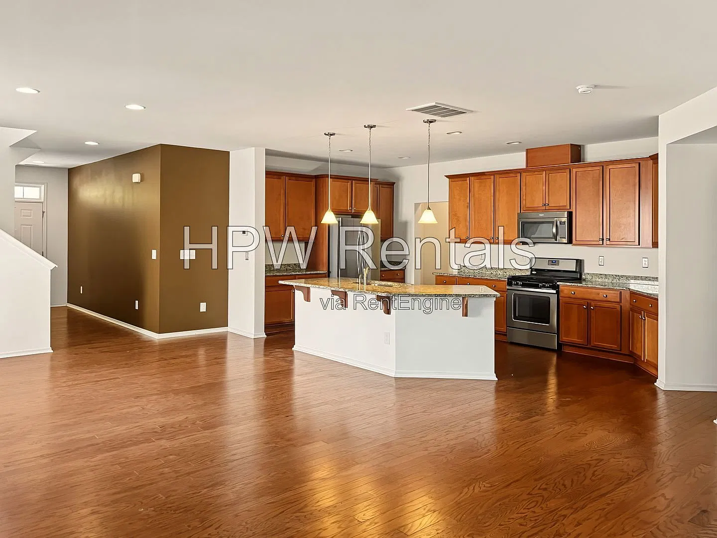 3 bed, 2.5 bath, 2440 sqft, $2,100 — Photo 3