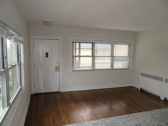 5th image of 1922 W Pratt Blvd APT C1