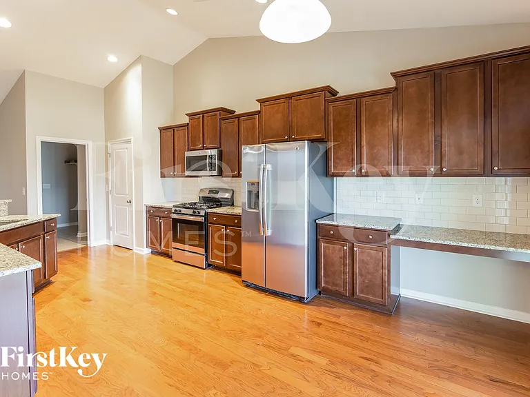 647 Redbud Ln — Photo 8