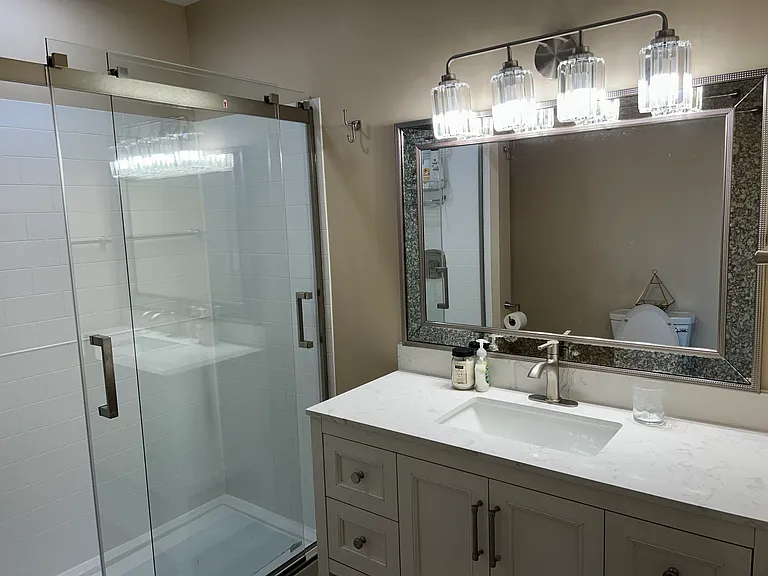Queen room bathroom/also accessible from kitchen