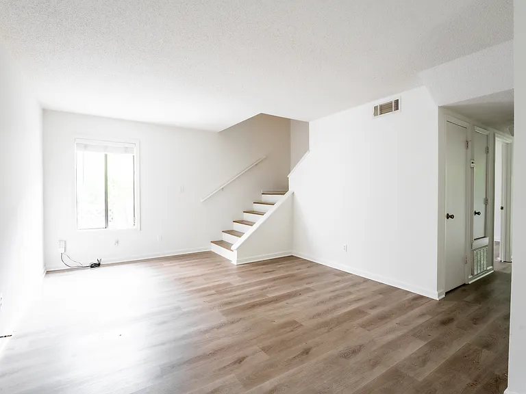 180 Howard St NE #B — Photo 15