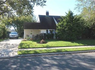 61 Weaving Ln, Wantagh, NY 11793