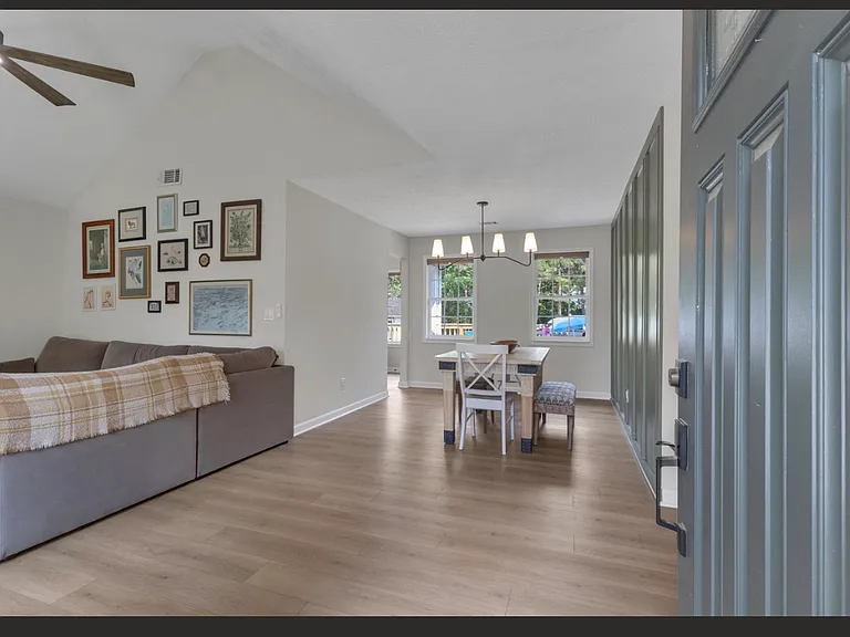 61 Brenda Ct — Photo 3