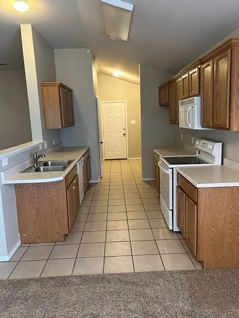 3 bed, 1950 sqft, $1,850 — Photo 3