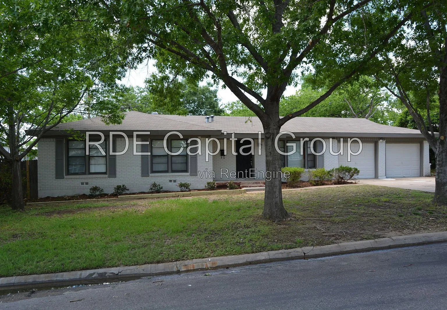 3 bed, 2.0 bath, 1592 sqft, $1,995 — Photo 2
