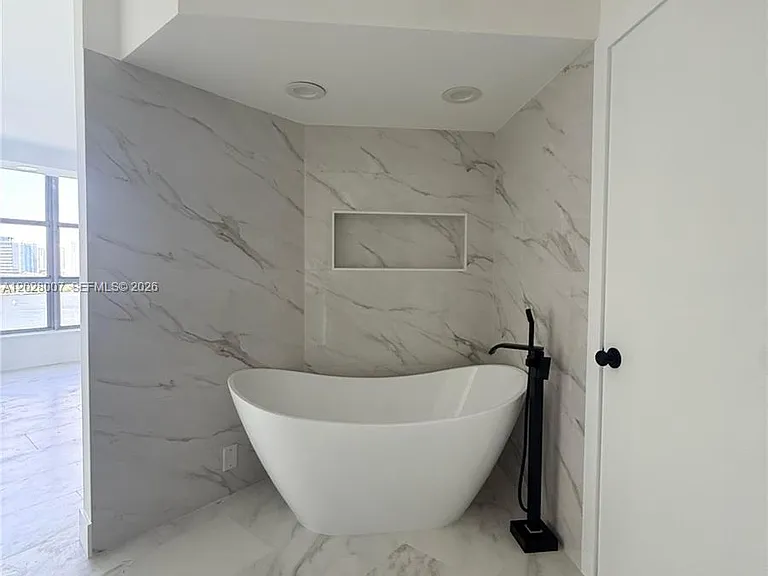 19101 NE 36th Ct #1005 — Photo 8