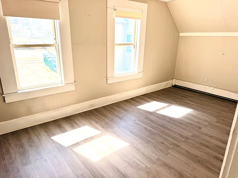 32 Rockland St — Photo 2