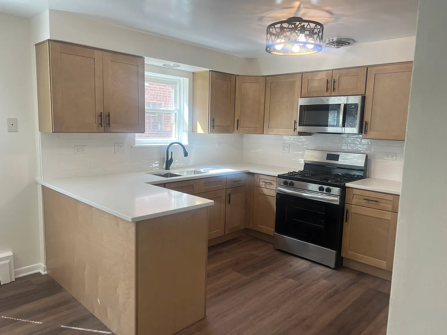 3 bed, 1000 sqft, $2,100 — Photo 3