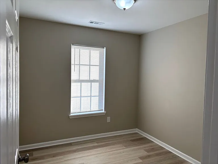 215 Paramount St — Photo 8