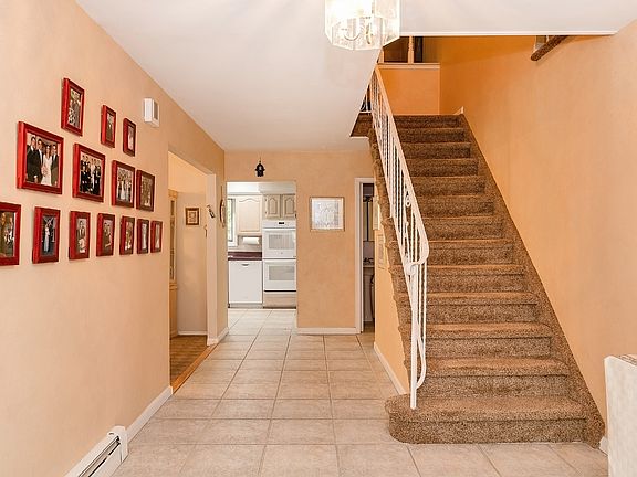 3rd image of 7 Lipson Ct