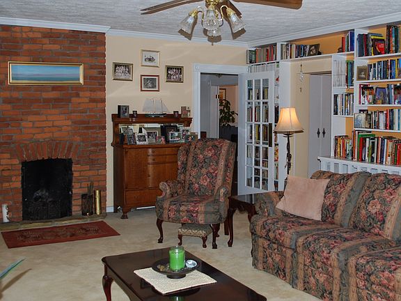 Dining room w/gas fireplace