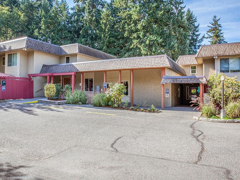 Main entry to The Cascadian in Edmonds