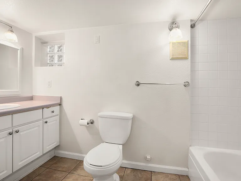 668 S Ogden St #B — Photo 23