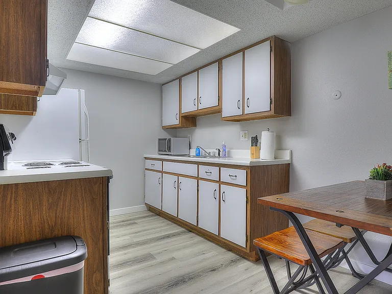 2480 N Graceland Ave #8 — Photo 17