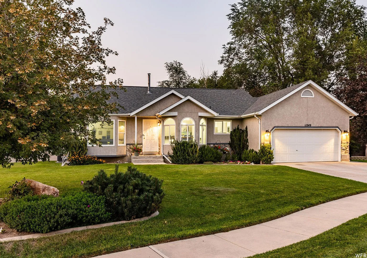 Great 4 Bd 3 Bath Home in Sandy — Photo 1
