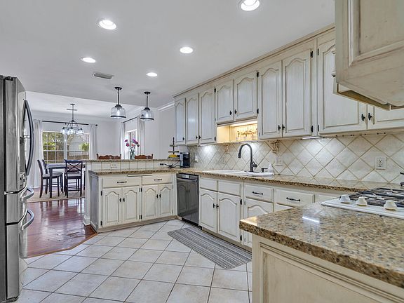 5th image of 17 Bluewater Point Dr