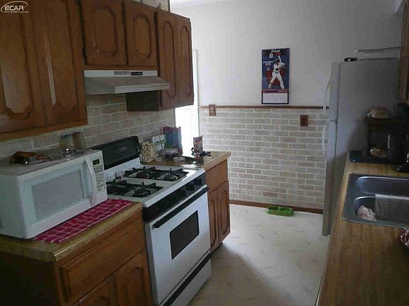 4th image of 8225 Rockwood Ave