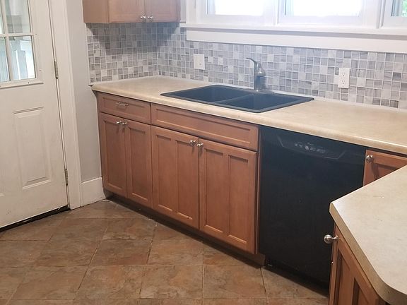 3rd image of 412 N Hayford Ave