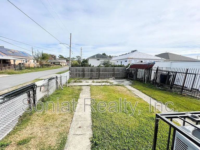 1941 Independence St — Photo 8