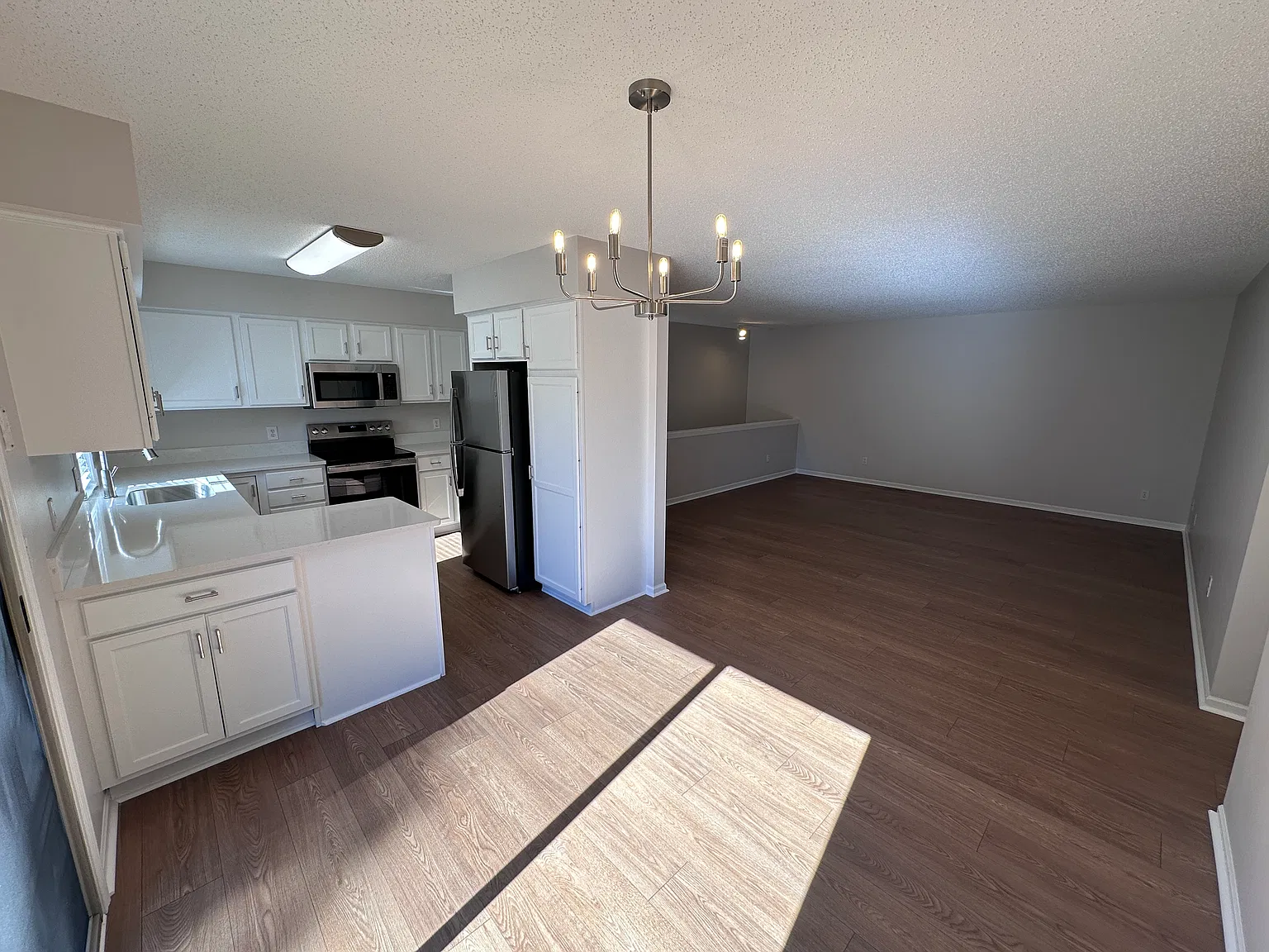 3 bed, 2.5 bath, 2400 sqft, $2,400 — Photo 4