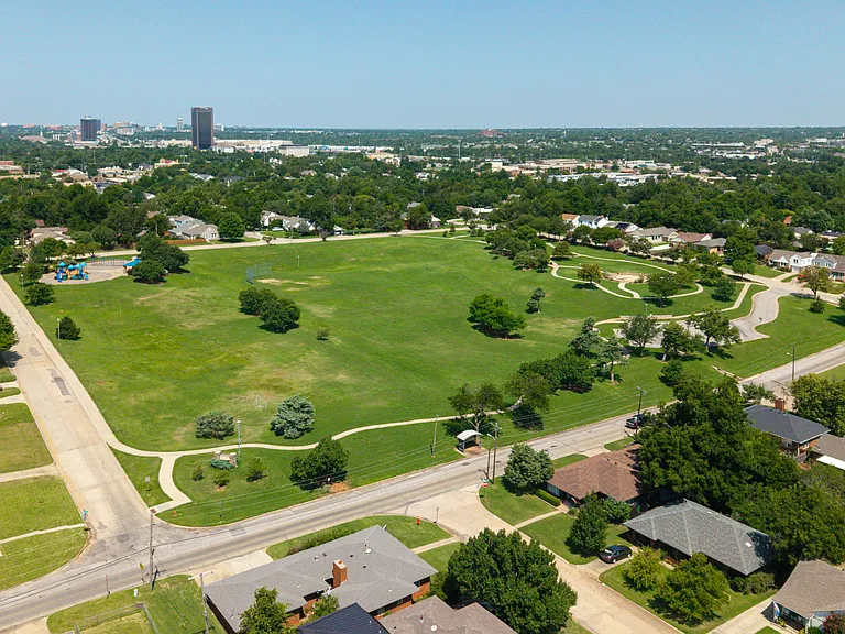 4618 N Harvey Pkwy — Photo 31