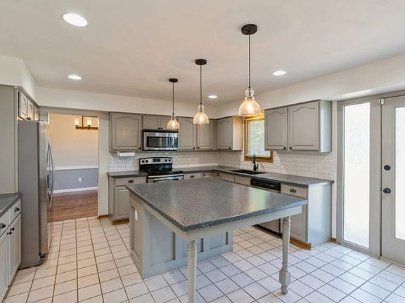 3rd image of 5641 Northglenn Dr