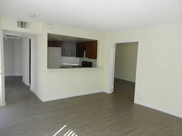 4453 Woodman Ave — Photo 4