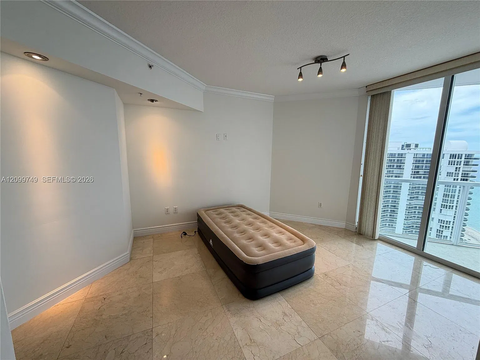 La Perla Condo — Photo 4
