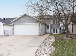 746 49th St S, Fargo, ND 58103