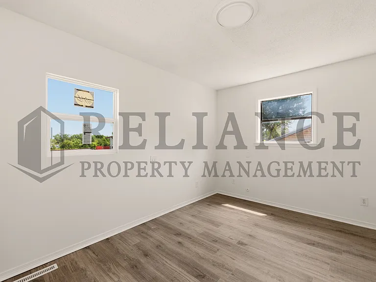 322 S Jonathan St — Photo 32