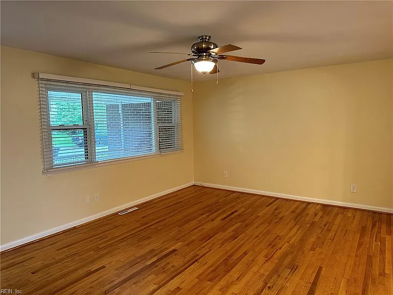 940 Redwood Cir — Photo 2
