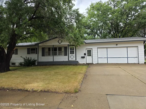 1077 4th Ave E, Dickinson, ND 58601
