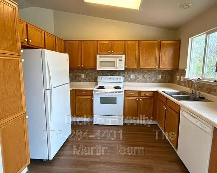 863 Blizzard Ct — Photo 3