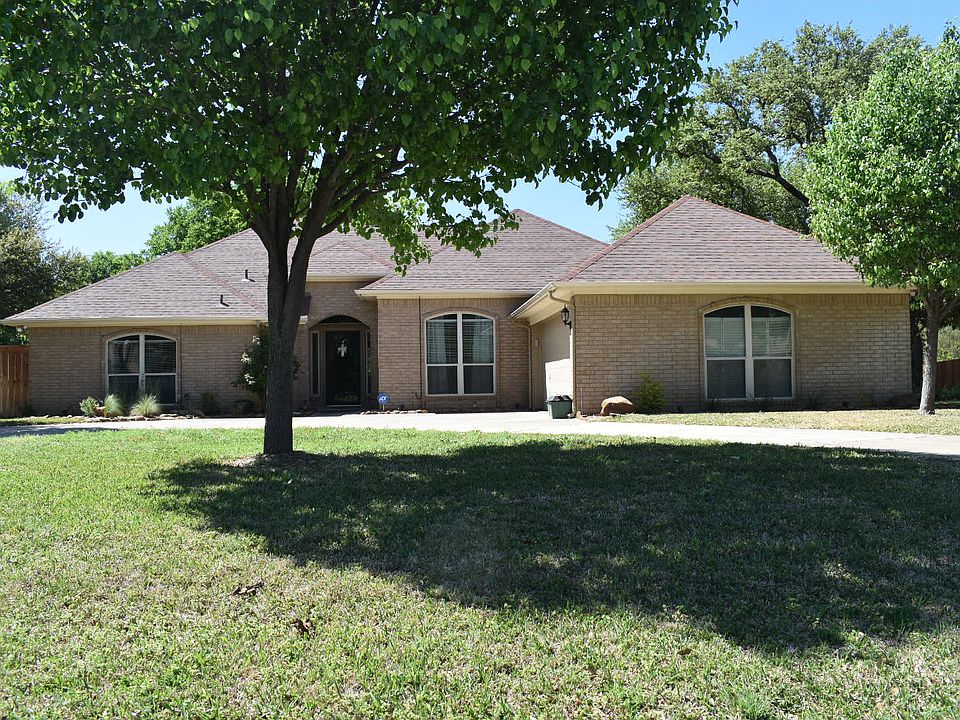 1st image of 109 Lakeside Oaks Cir