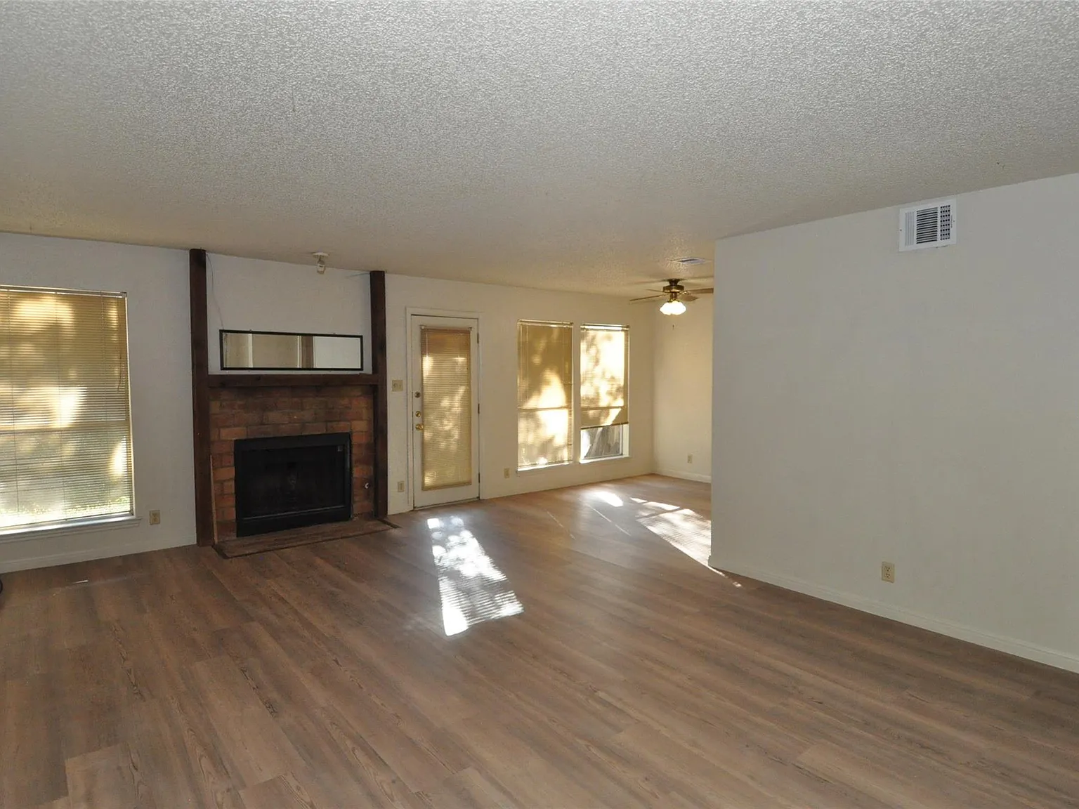 3 bed, 2.5 bath, 1601 sqft, $1,650 — Photo 2
